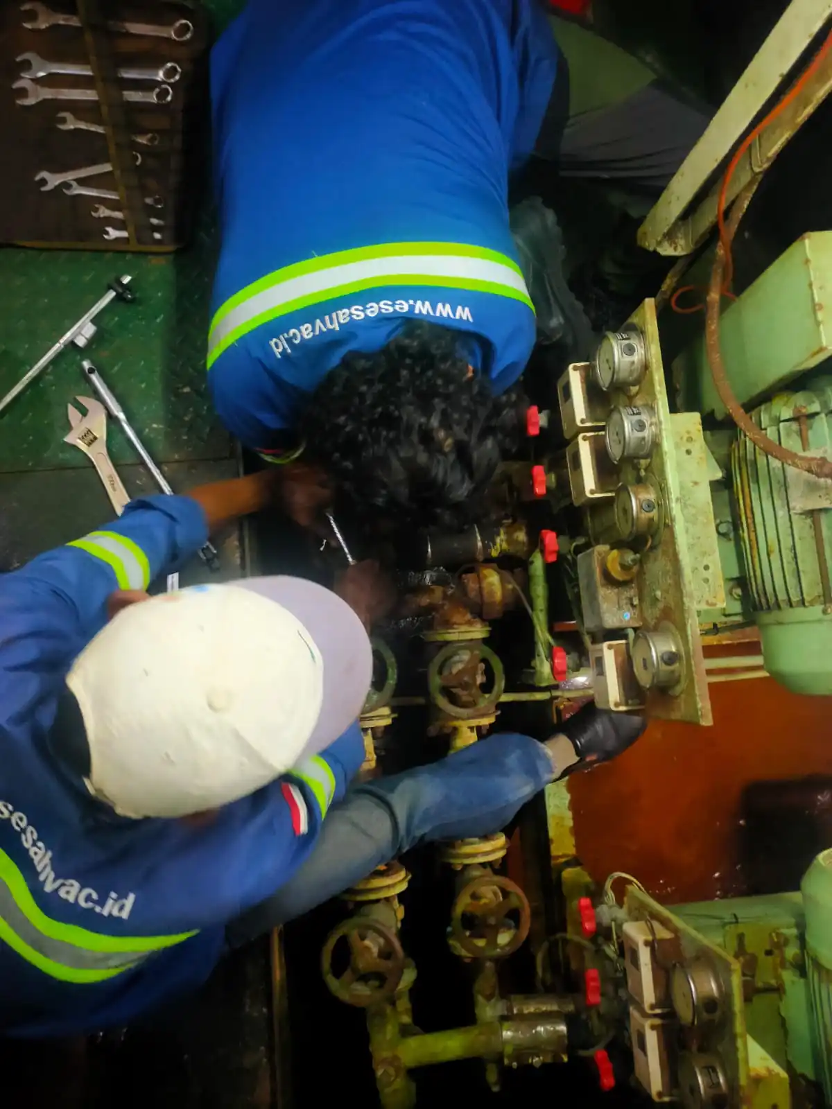 maintenance pipa sistem air laut